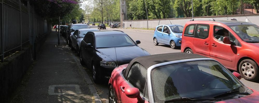 Monza 25 aprile parcheggio selvaggio via Boccaccio: sosta sul lato in direzione via Lecco