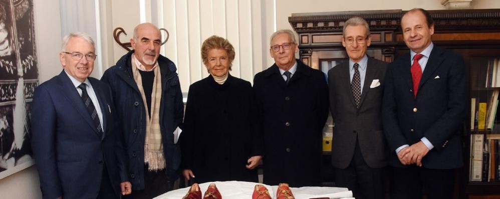 Foto di gruppo al termine della cerimonia di consegna dei doni