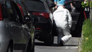 I rilievi dei carabinieri accanto all’auto della vittima