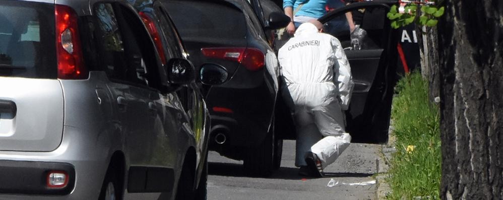 I rilievi dei carabinieri accanto all’auto della vittima