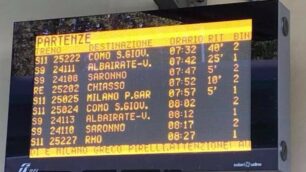 Uno dei pannelli luminosi che evidenza i ritardi di giornata