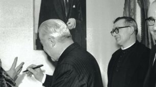 Foto storiche: Angelo Lelii, a destra, all’inaugurazione del negozio Arredoluce di via Lecco a Monza