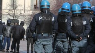 La polizia davanti ai militanti del Foa in centro a febbraio