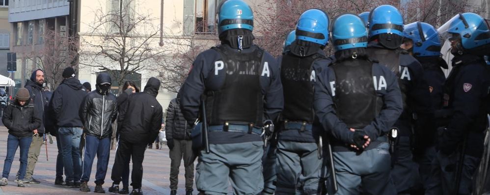 La polizia davanti ai militanti del Foa in centro a febbraio