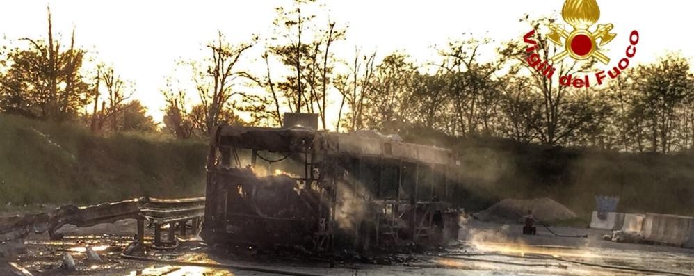 Senago, incendio autobus area azienda Csi