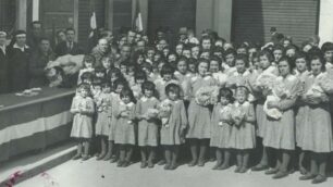 Le ragazze dell'orfanatrofio femminile offrono la lana,dopo averla raccolta in città, alle Crocerossine per la confezione di calze e maglie per i soldati in guerra nel 1040-42
