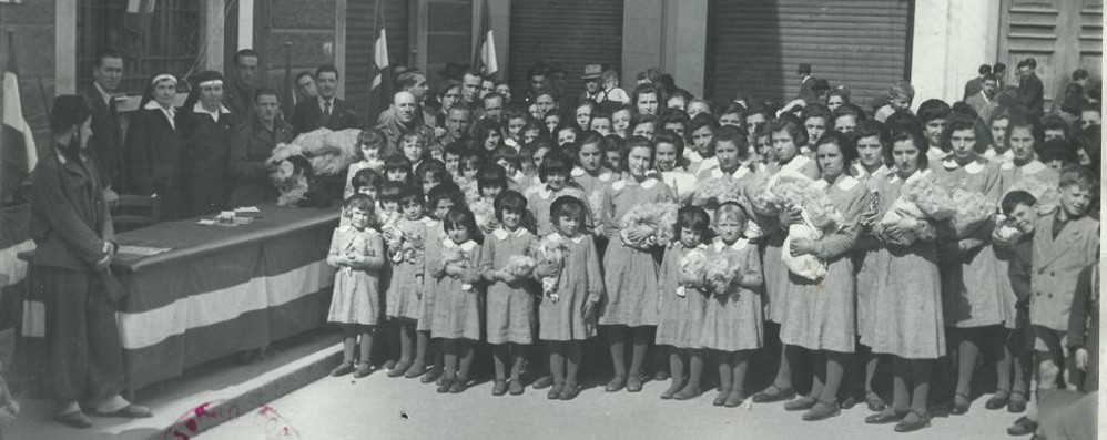 Le ragazze dell'orfanatrofio femminile offrono la lana,dopo averla raccolta in città, alle Crocerossine per la confezione di calze e maglie per i soldati in guerra nel 1040-42