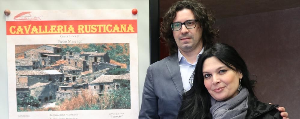 La soprano Alessandra Floresta e il direttore d'orchestra Paolo Marchese, protagonisti questa sera al teatro Santavaleria dell'opera lirica "Cavalleria Rusticana" ( foto Volonterio)