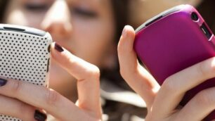 Telefonino telefonini smartphone adolescenti teenager ragazzi studenti scuola