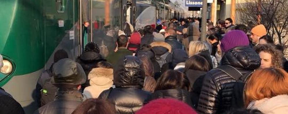 L’assalto dei pendolari alla stazione di Lissone