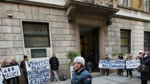 Un presidio di lavoratori davanti alla sede della sezione fallimentare del Tribunale di Monza