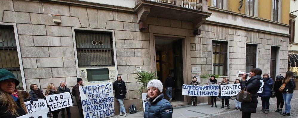 Un presidio di lavoratori davanti alla sede della sezione fallimentare del Tribunale di Monza