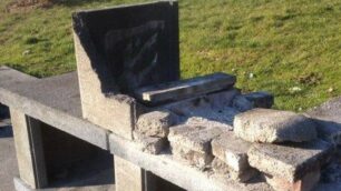 Un barbecue del Bosco urbano danneggiato dai vandali. Il Comune li ha eliminati
