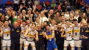 Volley Italia Under 18 agli Europei: Alessandro Gianotti e i compagni con genitori e tifosi dopo la medaglia di bronzo