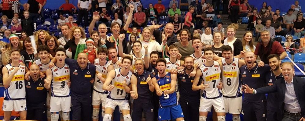 Volley Italia Under 18 agli Europei: Alessandro Gianotti e i compagni con genitori e tifosi dopo la medaglia di bronzo