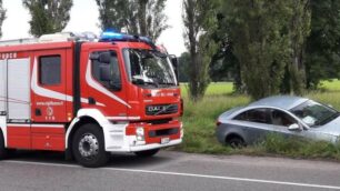 L’auto finita fuori strada