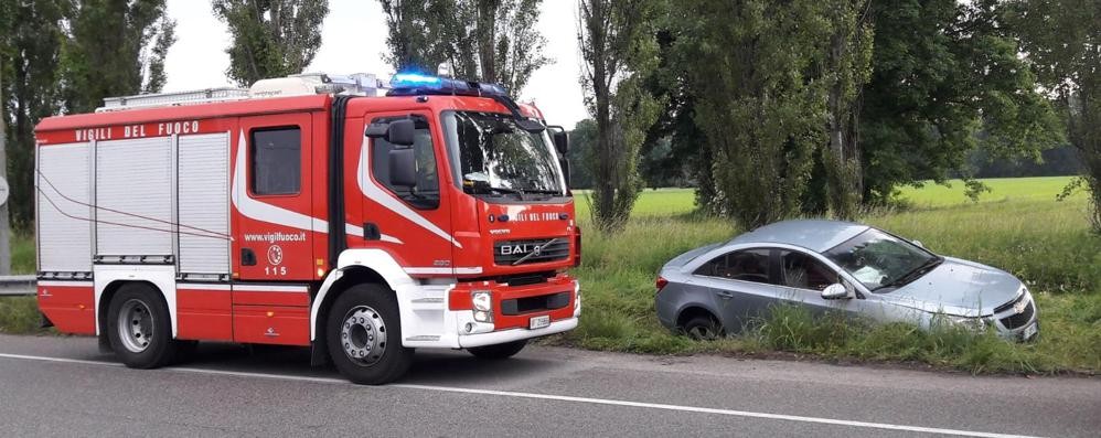 L’auto finita fuori strada