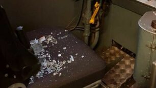 I vetri rotti sul sedile del macchinistra del treno per Brescia bloccato sabato