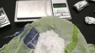 La cocaina e i bilancini sequestrati