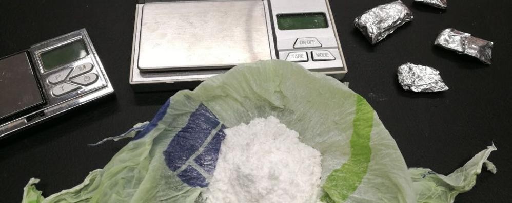 La cocaina e i bilancini sequestrati