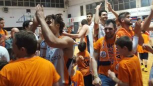 Desio: giocatori e tifosi festeggiano la vittoria casalinga su Omegna