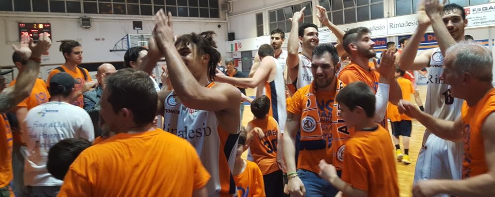 Desio: giocatori e tifosi festeggiano la vittoria casalinga su Omegna