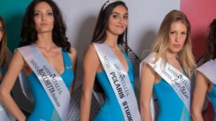 Carate Brianza, selezioni per Miss Italia da sinistra: Beatrice Berardinelli (4), Jenny Centemero(2), Alessia Puccia (1), Marica Monaco (3), Sara Velardita