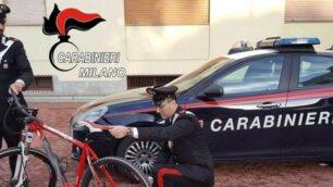 I carabinieri di Cesano con la bici recuperata