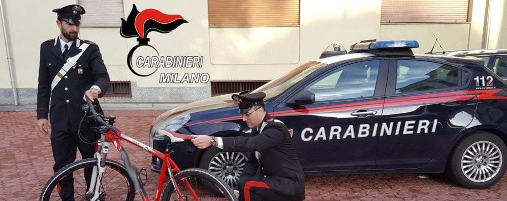 I carabinieri di Cesano con la bici recuperata