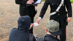 i carabinieri controllano gli studenti in un'operazione antidroga