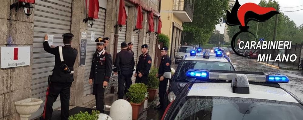 Il bar chiuso dai carabinieri