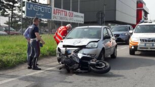 I soccorritori e la stradale sul posto dell’incidente a Desio