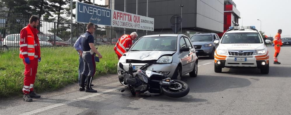 I soccorritori e la stradale sul posto dell’incidente a Desio