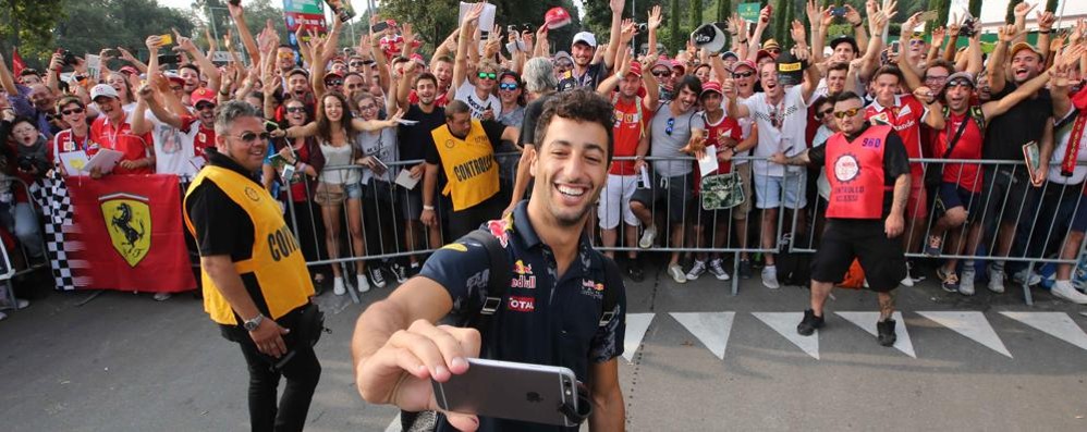 Ricciardo lo scorso anno a Monza con i tifosi