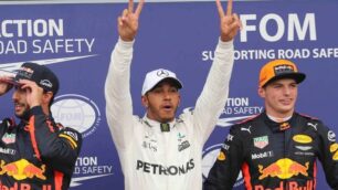 Lewis Hamilton tra Daniel Ricciardo e Max Verstappen a Monza nel 2017