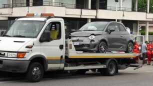 Il carro attrezzi all’incidente di Lentate