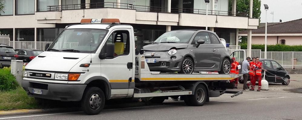 Il carro attrezzi all’incidente di Lentate