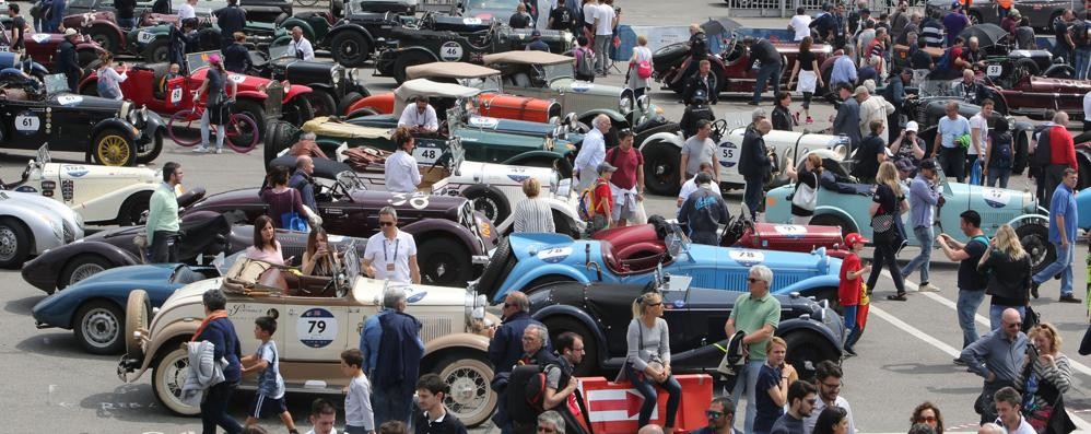 Tanta gente all’autodromo Nazionale per le auto storiche della Mille Miglia 2018