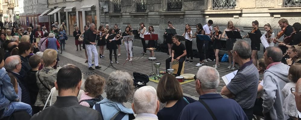 Monza orchestra giovanile archi in via Italia