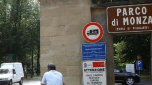 Ciclista investito fuori dal parco a Villasanta