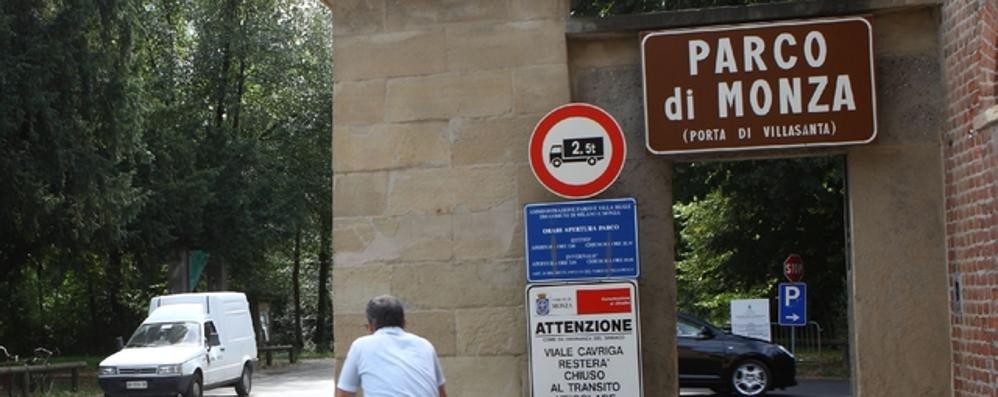 Ciclista investito fuori dal parco a Villasanta