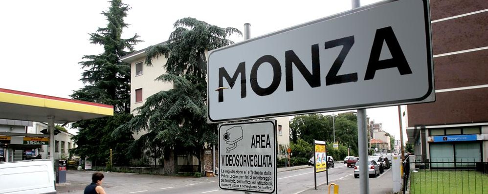 Monza cartello stradale città