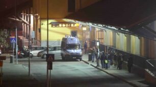 Un mezzo della polizia di stato in piazza Castello