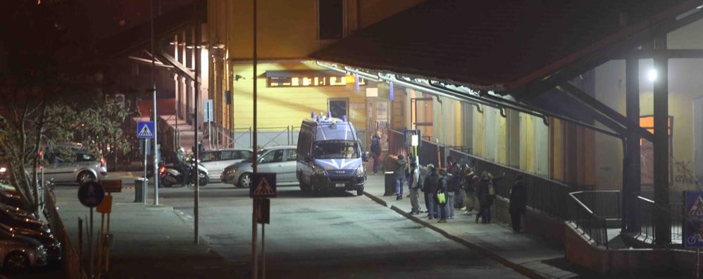 Un mezzo della polizia di stato in piazza Castello