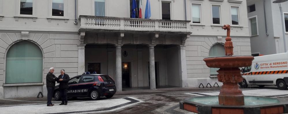 Seregno: una vettura dei Carabinieri di fronte a palazzo Landriani-Caponaghi di piazza Libertà - foto d’archivio