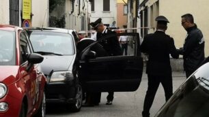 I rilievi dei carabinieri sulla macchina dove è avvenuta l’aggressione