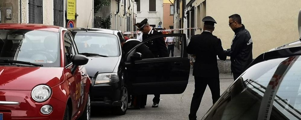 I rilievi dei carabinieri sulla macchina dove è avvenuta l’aggressione