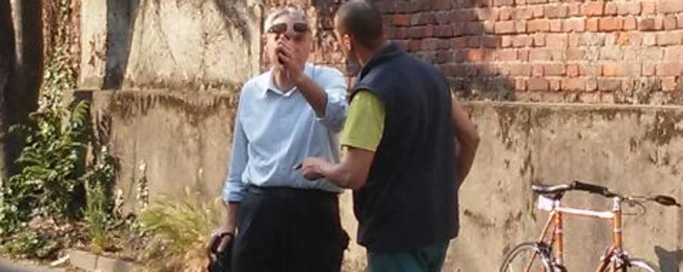 Il collega Paolo Volonterio mentre discute animatamente con l’aggressore