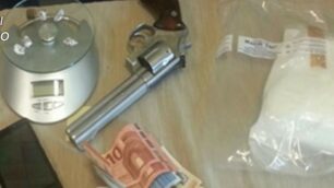 Una pistola, denaro e droga sequestrati