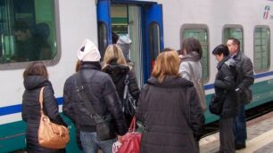 Seregno - Pendolari salgono sul treno alla stazione di Seregno